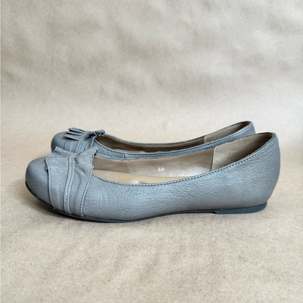 You by Crocs Grey Leather Flats. Size 8.5 - Picture 3 of 8